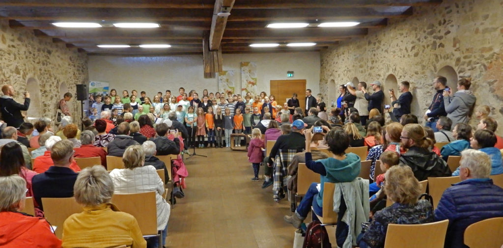 Ein Kinderchor aus SängerInnen der Trinitatischule Riesa und der 1. Grundschule Großenhain war auch bei "Riesa singt" dabei!