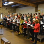 SängerInnen des Wantewitzer Kirchenchores und des Eltern-LehrerInnen-Ehemaligen-Choires gemeinsam auf der Bühne im Riesaer Klosterratssaal