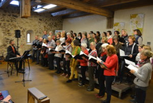 SängerInnen des Wantewitzer Kirchenchores und des Eltern-LehrerInnen-Ehemaligen-Choires gemeinsam auf der Bühne im Riesaer Klosterratssaal